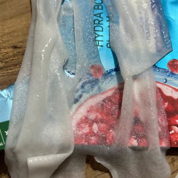 Garnier Nem Bombası Yüz Maskesinde Kıl Ve Saç Şoku