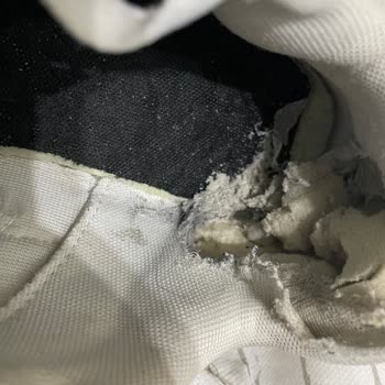Adidas Ayakkabım 2 Ayda Parçalandı, Mağaza Ve Marka Sorumluluk Almıyor