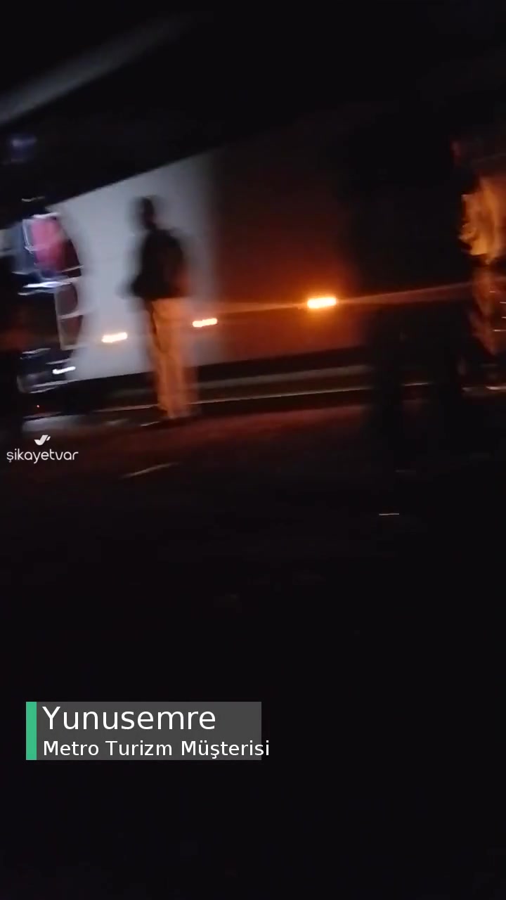 Metro Turizm Şirketinin Arabası Bozuldu Ve Muavin Bize Bağırıyor videonun kapak resmi
