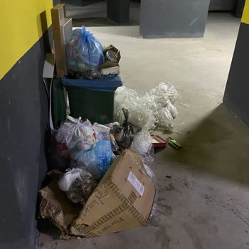 Yüksek Aidatlara Rağmen Hizmet Eksikliği Ve Temizlik Sorunları