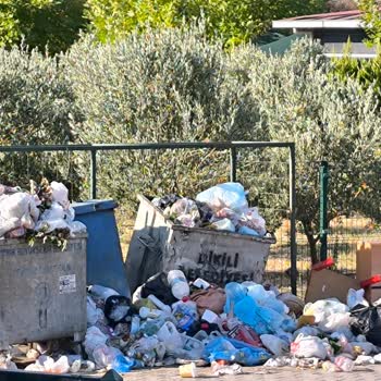 Salihler Altı Gazeteciler Sitesinde Çöp Sorunu Yaz Boyu Çözülmedi