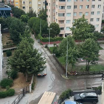 Beş Gündür Patlayan Altyapı Borusu Su İsrafına Ve Mağduriyete Yol Açıyor