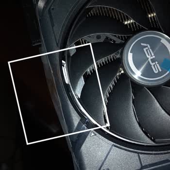 Ekran Kartında Kana Benzer İzler Ve Kutuda Kırmızı Lekeler