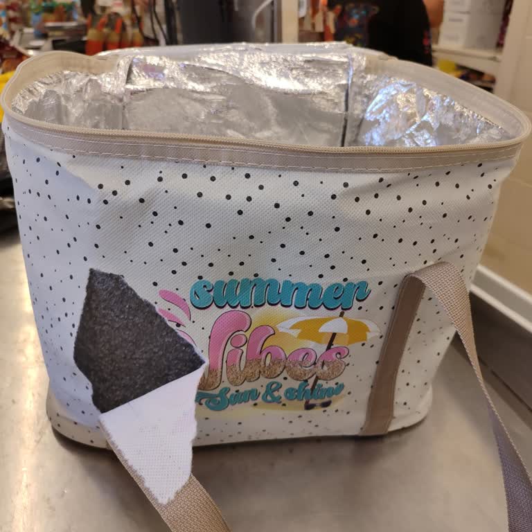 Aldığım Soğuk Tutucu Çanta İlk Kullanımda Yırtıldı, İade Alınmadı