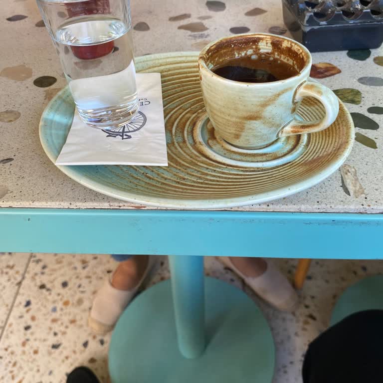 Kahve Yanında Sıcak Ve Küçük Su, Yüksek Fiyat: Müşteri Memnuniyetsizliği