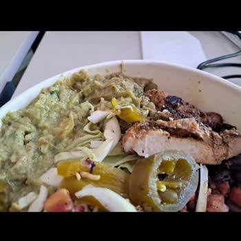 Tavuklu Bowl Siparişimde Ekşimiş Ve Jelatinli Salata Şoku