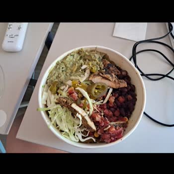 Tavuklu Bowl Siparişimde Ekşimiş Ve Jelatinli Salata Şoku