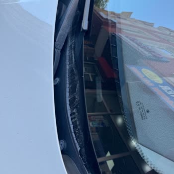 BMW Aracımda Ön Cam Fitillerinin Güneşte Erimesi Hayal Kırıklığı Yarattı