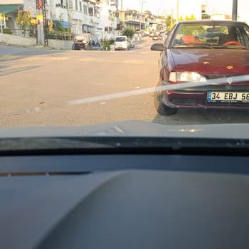 Sıfır Clio'nun Camı Durduk Yere Çatladı, Çözüm Bekliyorum