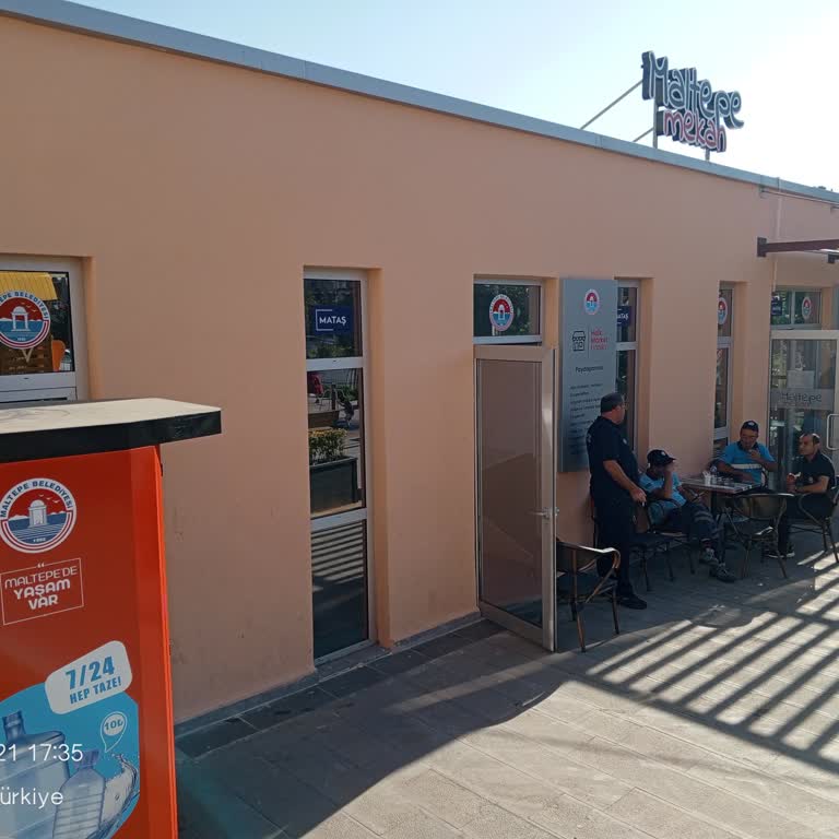 Kafenin Çalışanından Sandalye Ve Davranış Sorunu