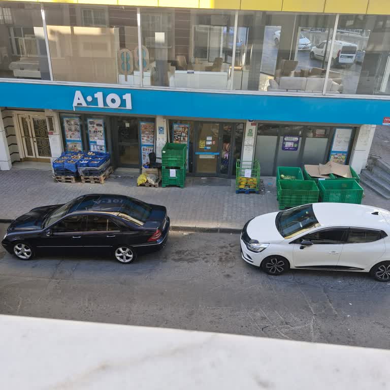 A101'in Kaldırımı Tamamen İşgal Etmesi Yayaları Mağdur Ediyor