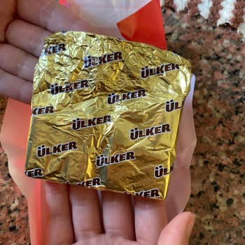 Aldığım Ülker Bol Sütlü Çikolatanın Paketi Yarısı Boş Ve Görseli Kötüydü