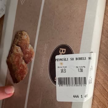 Tatbak Küflü Su Böreği Ve İlgisiz Personel