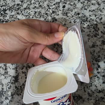 Danone Tikveşli Çilekli Yoğurt Çileksiz Ve Güvensiz Çıktı