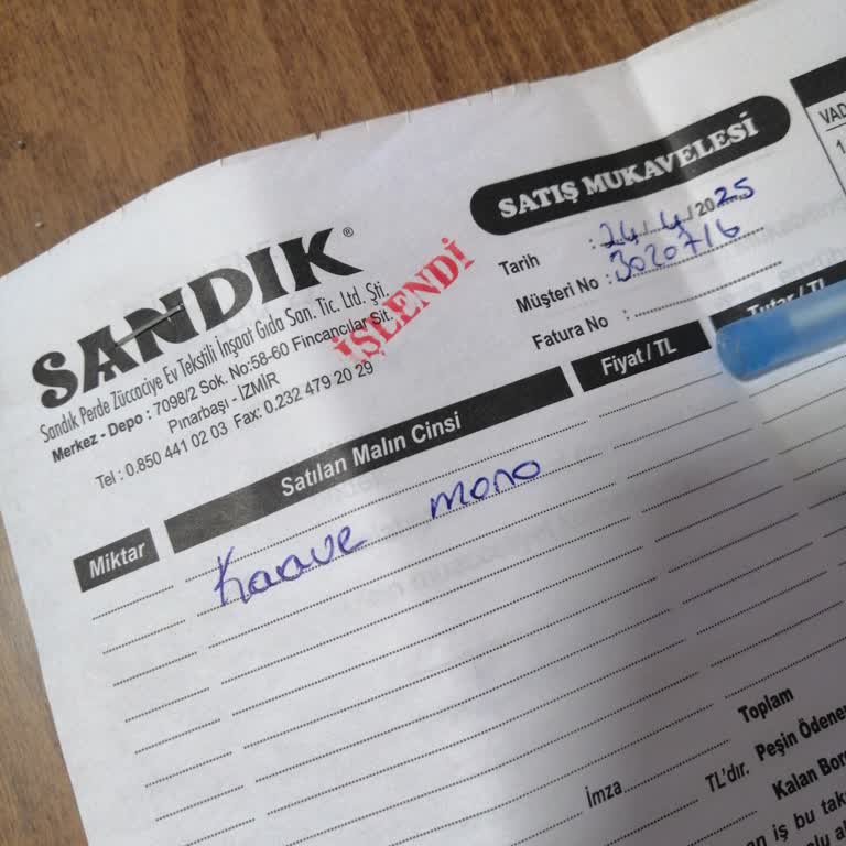 Fakir Kahve Makinesi Taşırıyor Ve Şalteri Attırıyor