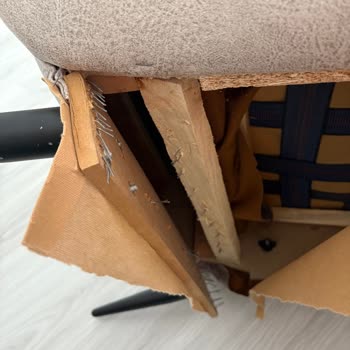 İstikbal Berjerin Ayakları Kısa Sürede Söküldü Ve Kumaşı Yırtıldı