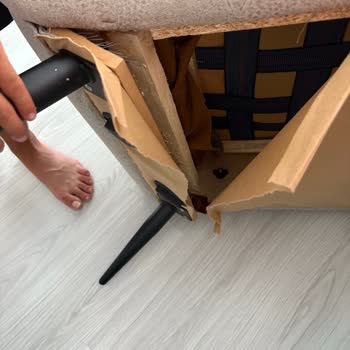 İstikbal Berjerin Ayakları Kısa Sürede Söküldü Ve Kumaşı Yırtıldı