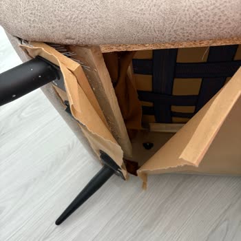 İstikbal Berjerin Ayakları Kısa Sürede Söküldü Ve Kumaşı Yırtıldı