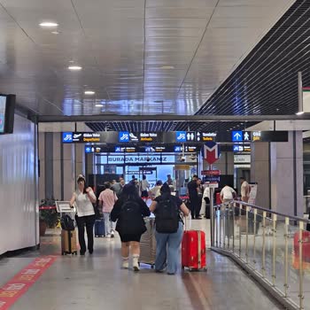 Güvenlik İzinsiz Çantamı Açtı Ve Eşyalarıma El Koydu