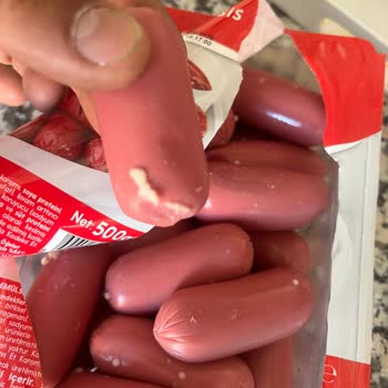 Son Kullanma Tarihi Geçmemiş Sosisin Küflü Ve Kötü Kokulu Çıkması