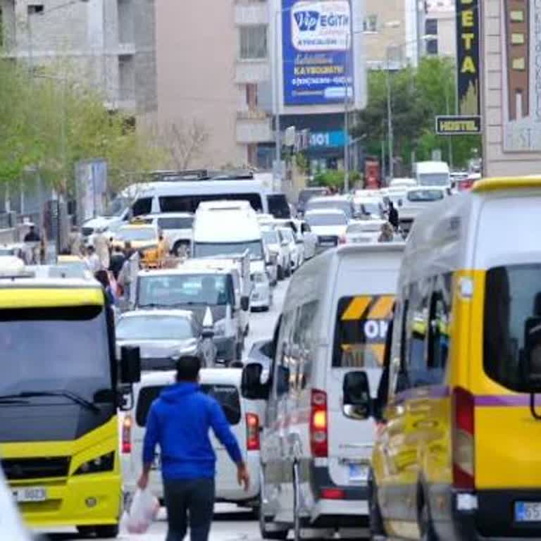 Van Büyükşehir Belediyesi Bitmeyen Yol Çalışmaları Ve Trafik Sıkışıklığı Hayatı Zorlaştırıyor