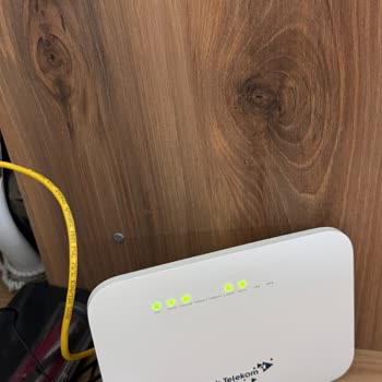 Kurulumda Özensizlik Ve Eksik Hizmet: Modem Yere Bırakıldı