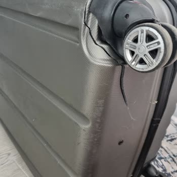 Uçuş Sonrası Hasarlı Valiz Ve Bagaj Tesliminde Yaşanan Kaos