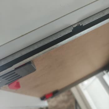 Kırık Çekmece Tırnağı Yüzünden Kapanmayan Dolap