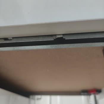 Kırık Çekmece Tırnağı Yüzünden Kapanmayan Dolap