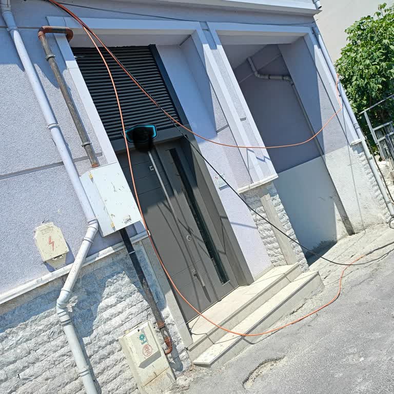 Tehlikeli Kablolar İçin Acil Müdahale Bekliyoruz