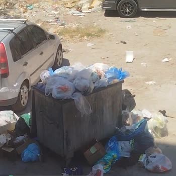 Karşıyaka Belediyesi Çöp Alınmıyor Ve Kokudan Sinekten Durmuyor