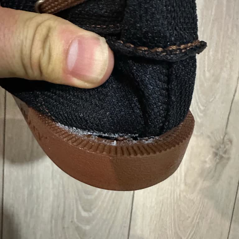 Yg Moda Ayakkabının Dikişi Atmış Yapışkanı Da Çıkmıştı