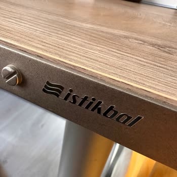 Yeni Alınan Çalışma Masasında Boya Soyulması Ve Ücretli Değişim Dayatması