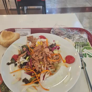 Kızılay AVM Sayrem'de Bozuk Ton Balıklı Salata Ve İlgisiz Personel