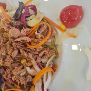 Kızılay AVM Sayrem'de Bozuk Ton Balıklı Salata Ve İlgisiz Personel