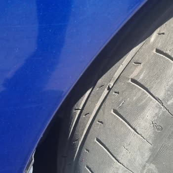 İkame Araçta Güvenlik Sorunu: Aşınmış Ve Farklı Markalara Ait Ön Lastikler