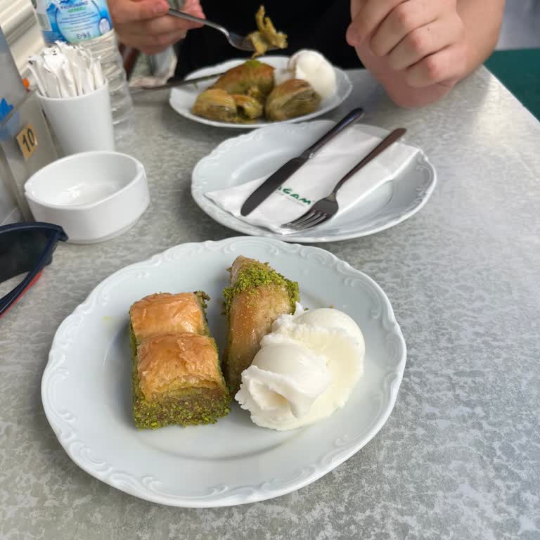 Ağam Baklavaları Baklavada Ve Dondurmada Kıl, Saygısız Davranış Ve Hijyen Sorunu