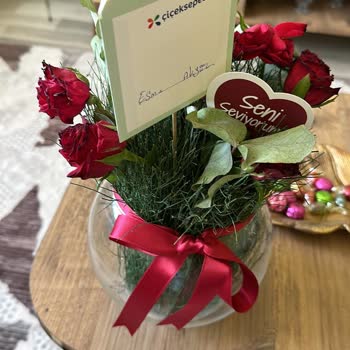 Çiçekler Saatlerce Arabada Bekletildi, Hediyem Solmuş Ve Mahcup Oldum