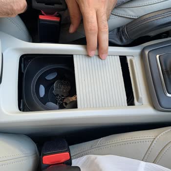 Volvo V40 İç Malzeme Parçalanması Ve Bardaklık Sorunu