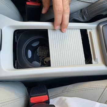 Volvo V40 İç Malzeme Parçalanması Ve Bardaklık Sorunu