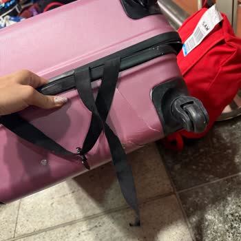 Bagajım Kırıldı, Kişisel Eşyalarım Herkesin Önünde Ortaya Saçıldı