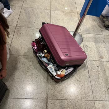 Bagajım Kırıldı, Kişisel Eşyalarım Herkesin Önünde Ortaya Saçıldı