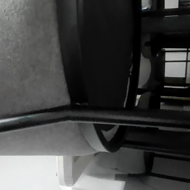 Sandalyelerin Kaynak Yerleri Bükülüyor Otururken Düşme Korkusu Yaşıyoruz