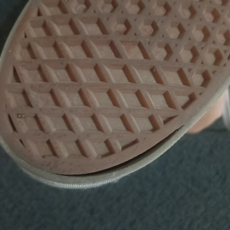 In Street Orijinal Ayakkabı 4,5 Ayda Kullanılamaz Hale Geldi, Mağaza Sorumluluk Almıyor