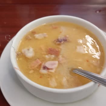 Yemekte Bulaşık Teli Ve Pişmemiş Et Şoku: Aç Kalarak Tesisten Ayrıldım