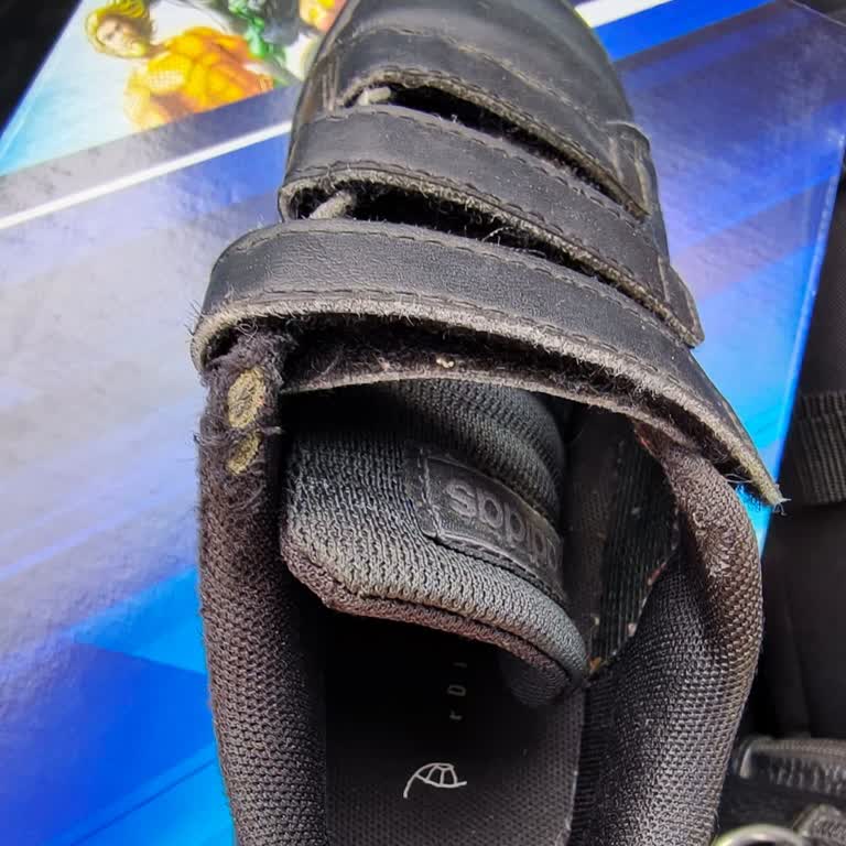 FLO'dan Alınan Adidas Ayakkabıda İlgisizlik Ve Kalite Sorunu Yaşadım