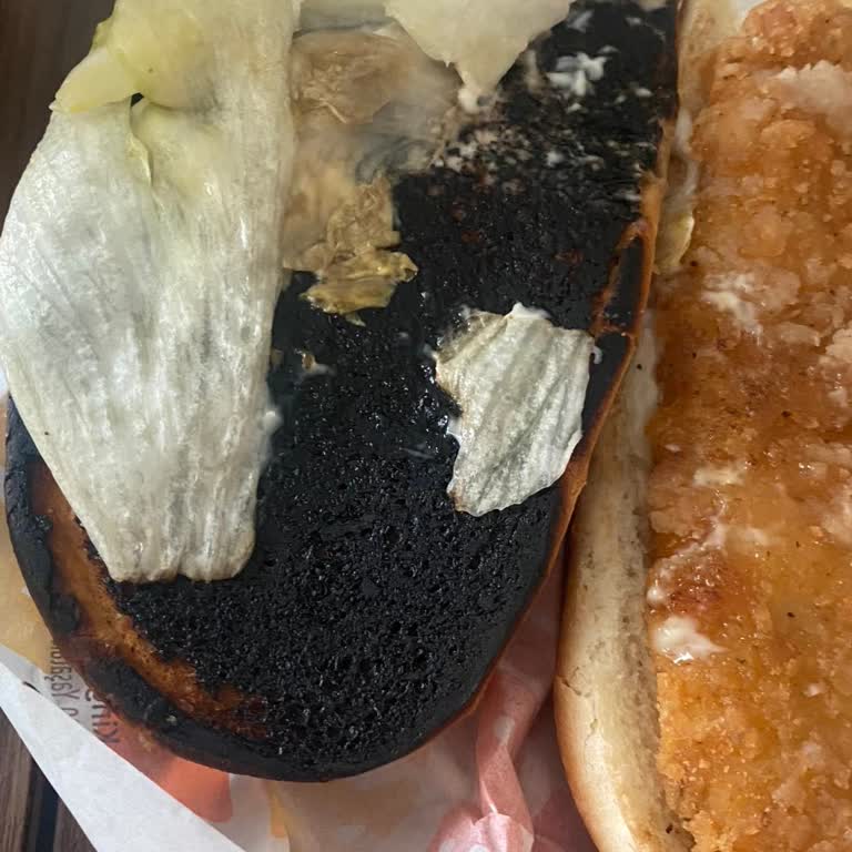 Yanmış Ekmek Ve Çürük Marul İle Gelen Sipariş