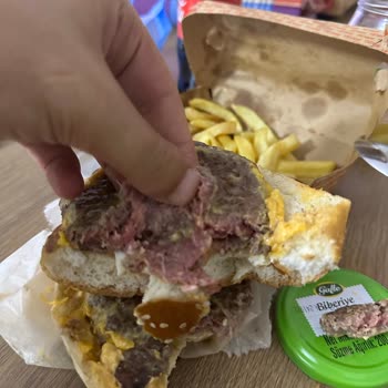 Çiğ Köfteyle Gelen Şok: Hamburgerde Büyük Hayal Kırıklığı