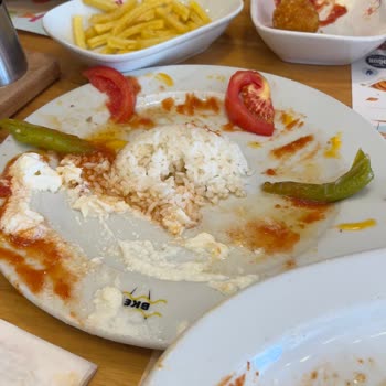 Restoranda Pişmemiş Pilav Ve İlgisiz Çalışanlar