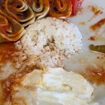 Restoranda Pişmemiş Pilav Ve İlgisiz Çalışanlar